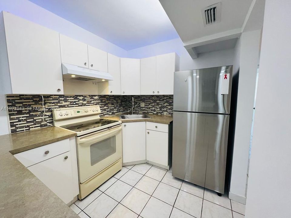 For Rent: $1,800 (1 beds, 1 baths, 695 Square Feet)