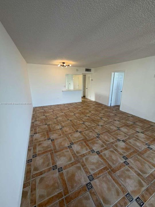 待售: $255,500 (1 贝兹, 1 浴室, 794 平方英尺)