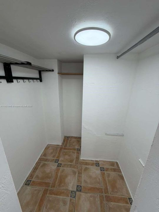 待售: $255,500 (1 贝兹, 1 浴室, 794 平方英尺)