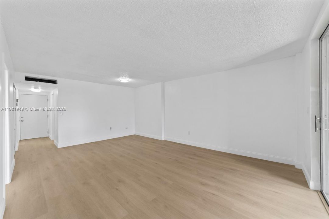 出租: $1,550 (1 贝兹, 1 浴室, 755 平方英尺)