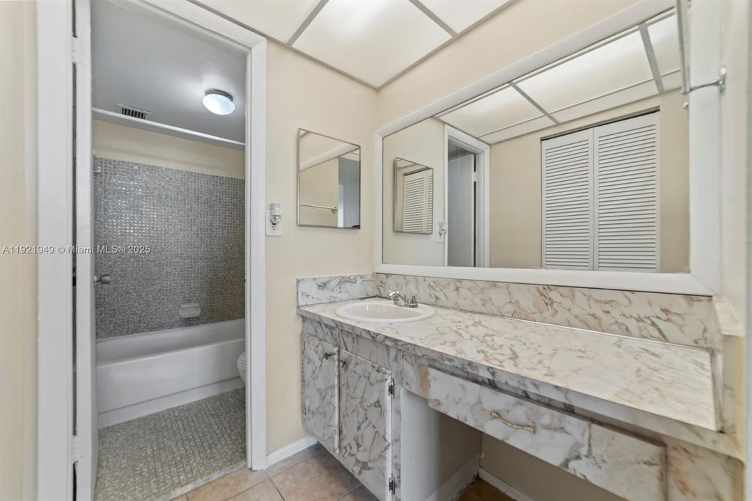 For Rent: $1,550 (1 beds, 1 baths, 780 Square Feet)