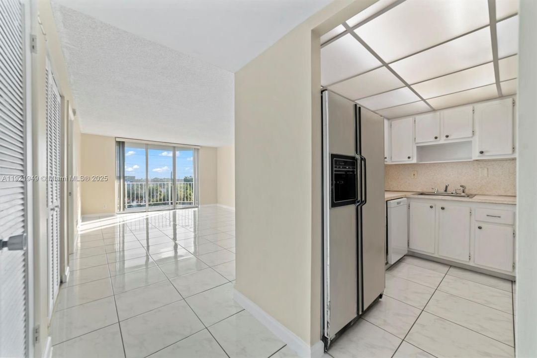 For Rent: $1,550 (1 beds, 1 baths, 780 Square Feet)