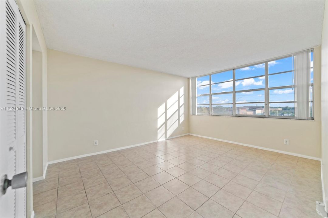 For Rent: $1,550 (1 beds, 1 baths, 780 Square Feet)