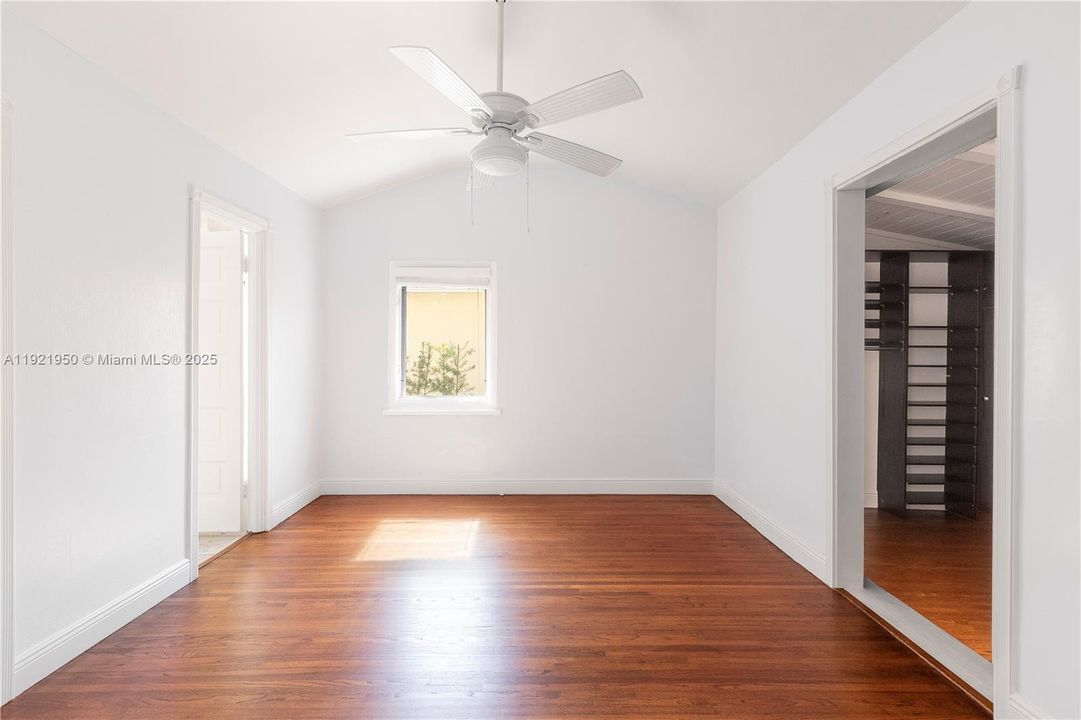 出租: $5,250 (3 贝兹, 2 浴室, 1086 平方英尺)