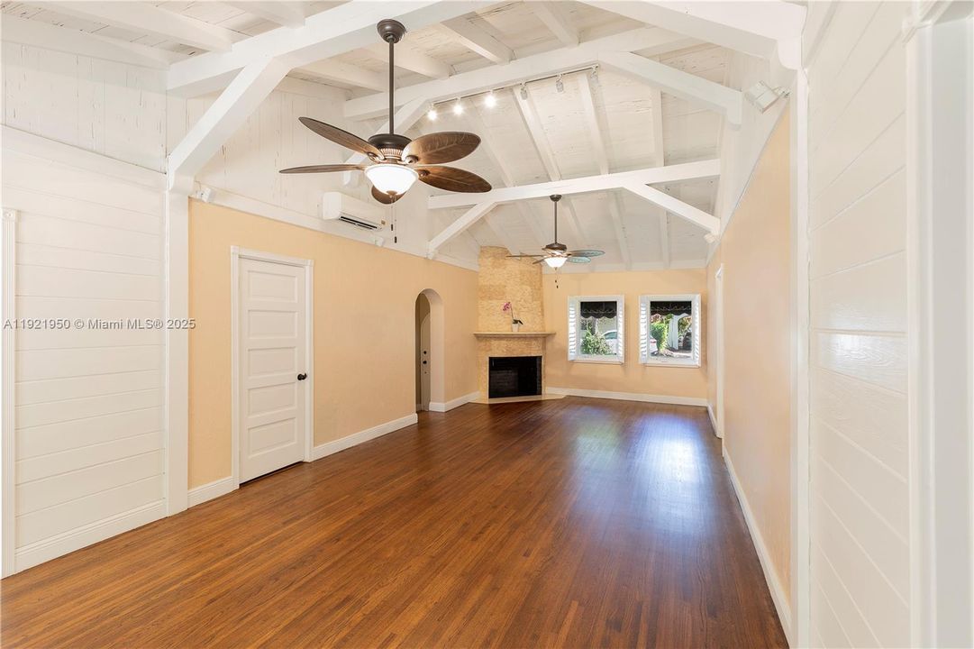 出租: $5,250 (3 贝兹, 2 浴室, 1086 平方英尺)