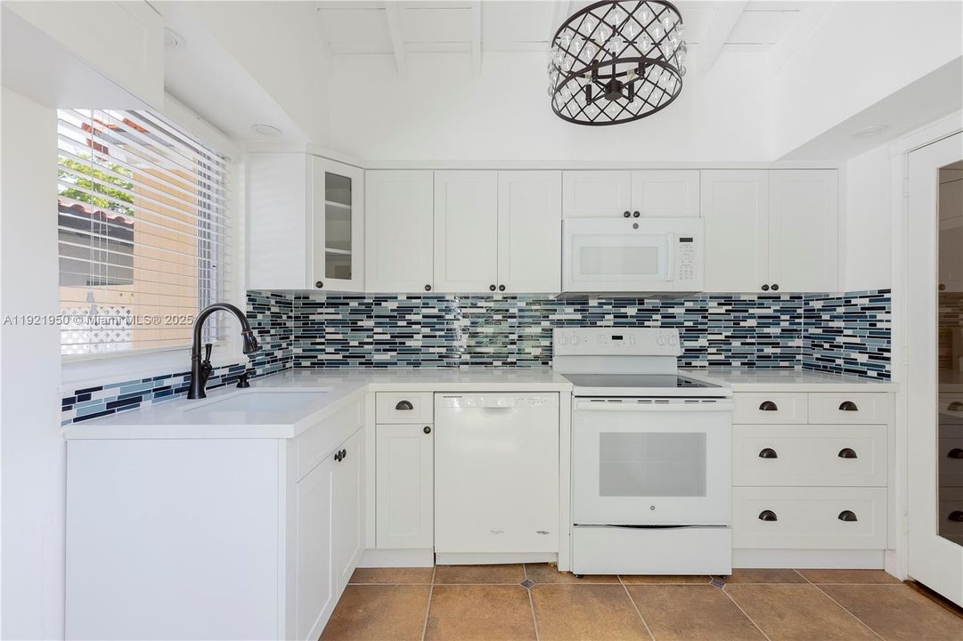 出租: $5,250 (3 贝兹, 2 浴室, 1086 平方英尺)