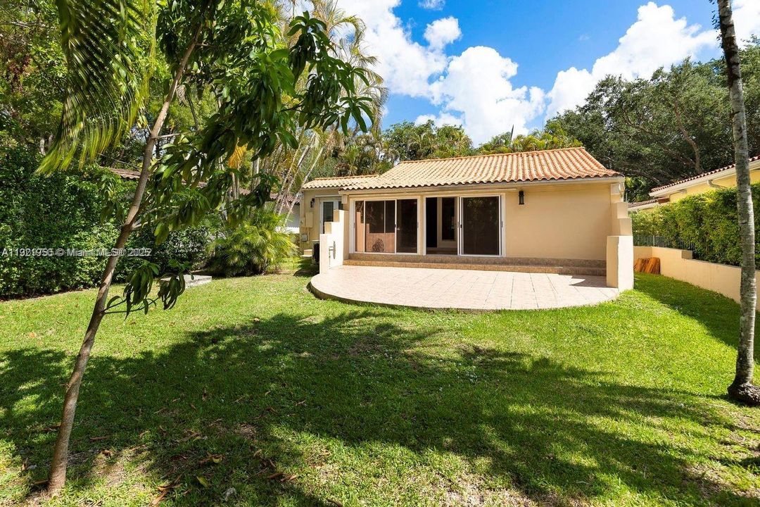 出租: $5,250 (3 贝兹, 2 浴室, 1086 平方英尺)