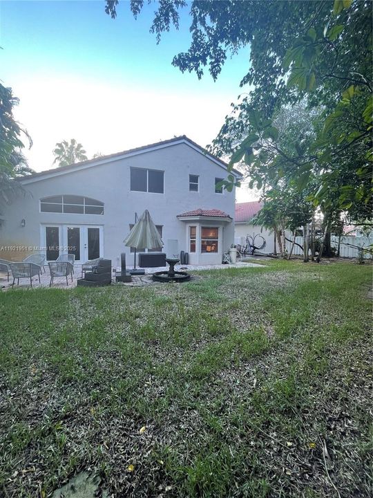 For Rent: $5,300 (3 beds, 2 baths, 2015 Square Feet)