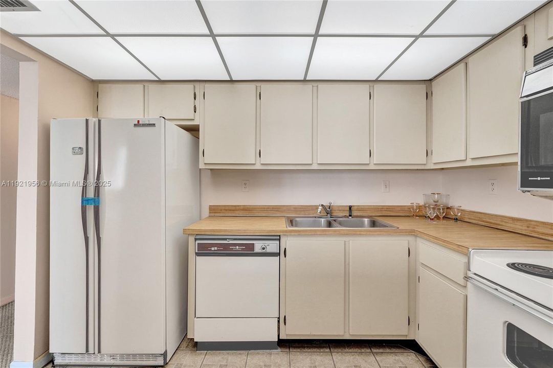 待售: $214,999 (0 贝兹, 1 浴室, 762 平方英尺)