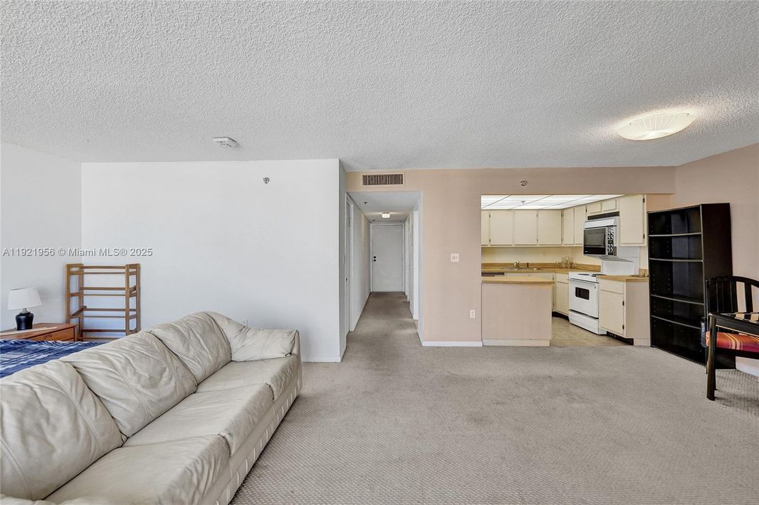 待售: $214,999 (0 贝兹, 1 浴室, 762 平方英尺)