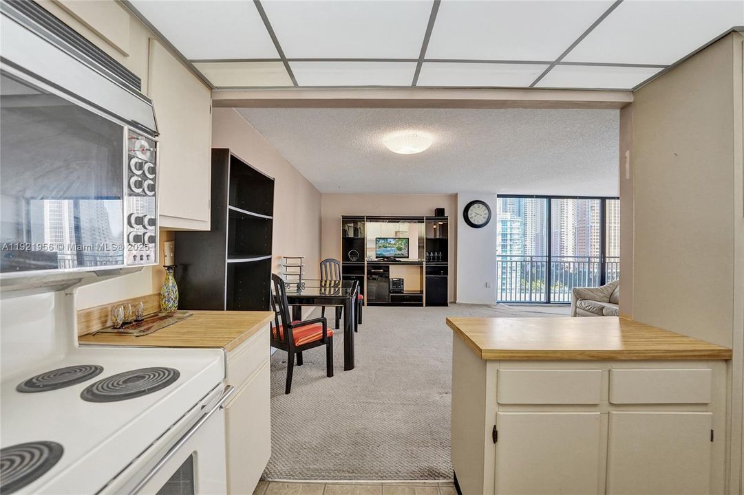 待售: $214,999 (0 贝兹, 1 浴室, 762 平方英尺)