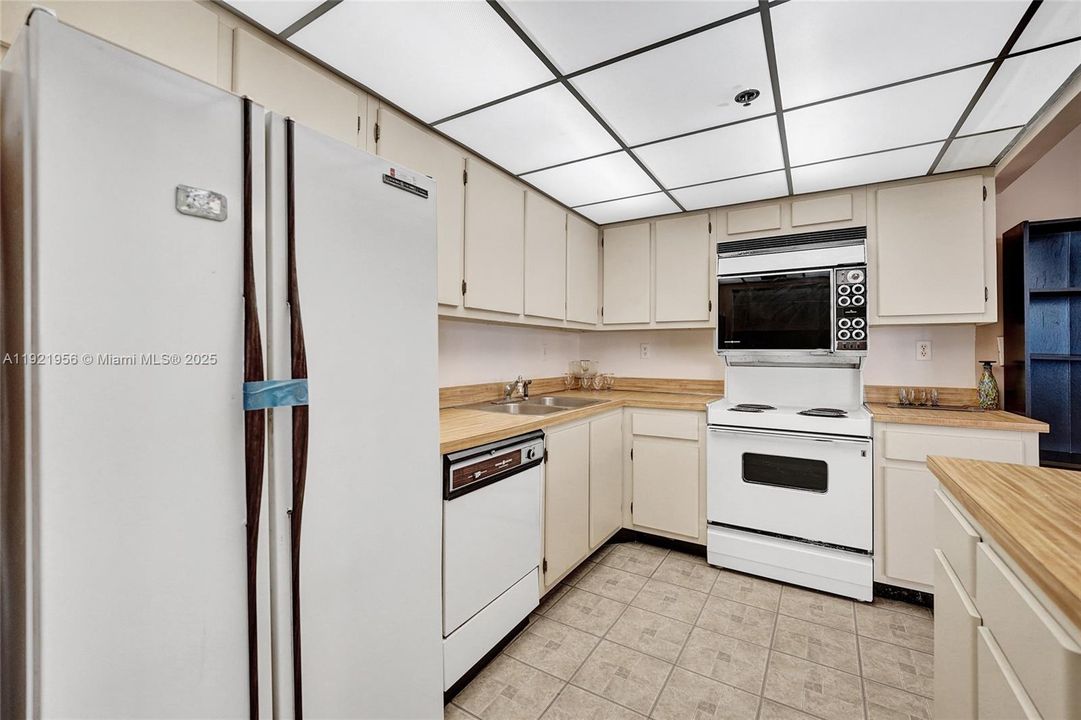 待售: $214,999 (0 贝兹, 1 浴室, 762 平方英尺)