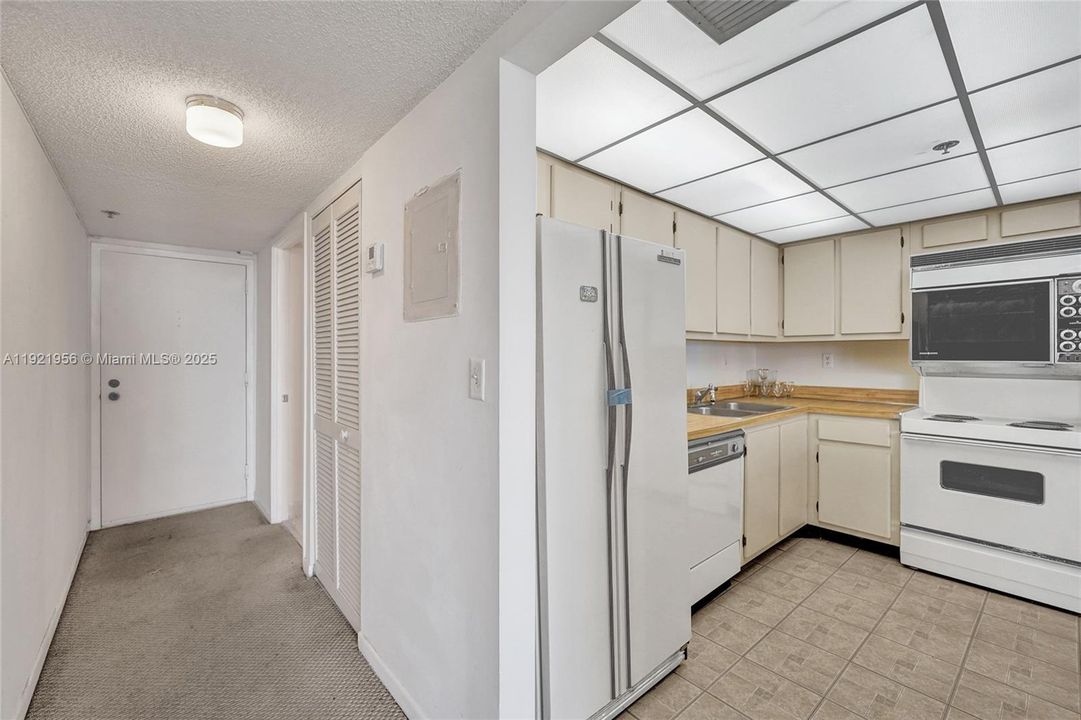 待售: $214,999 (0 贝兹, 1 浴室, 762 平方英尺)