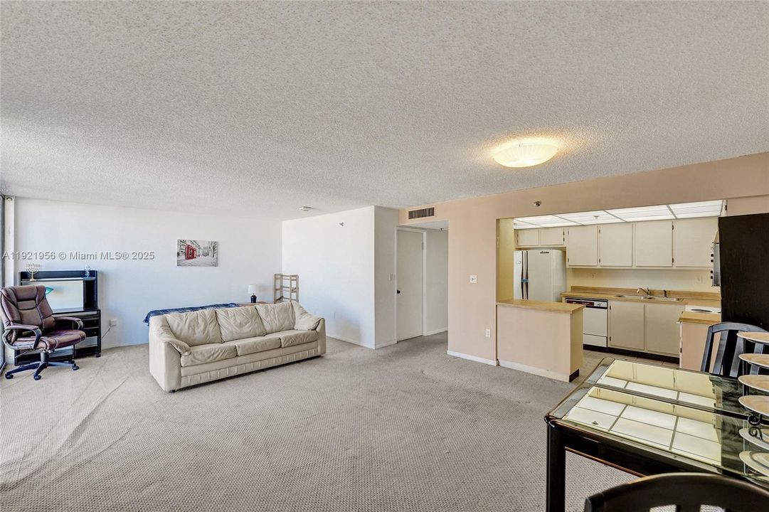 待售: $214,999 (0 贝兹, 1 浴室, 762 平方英尺)