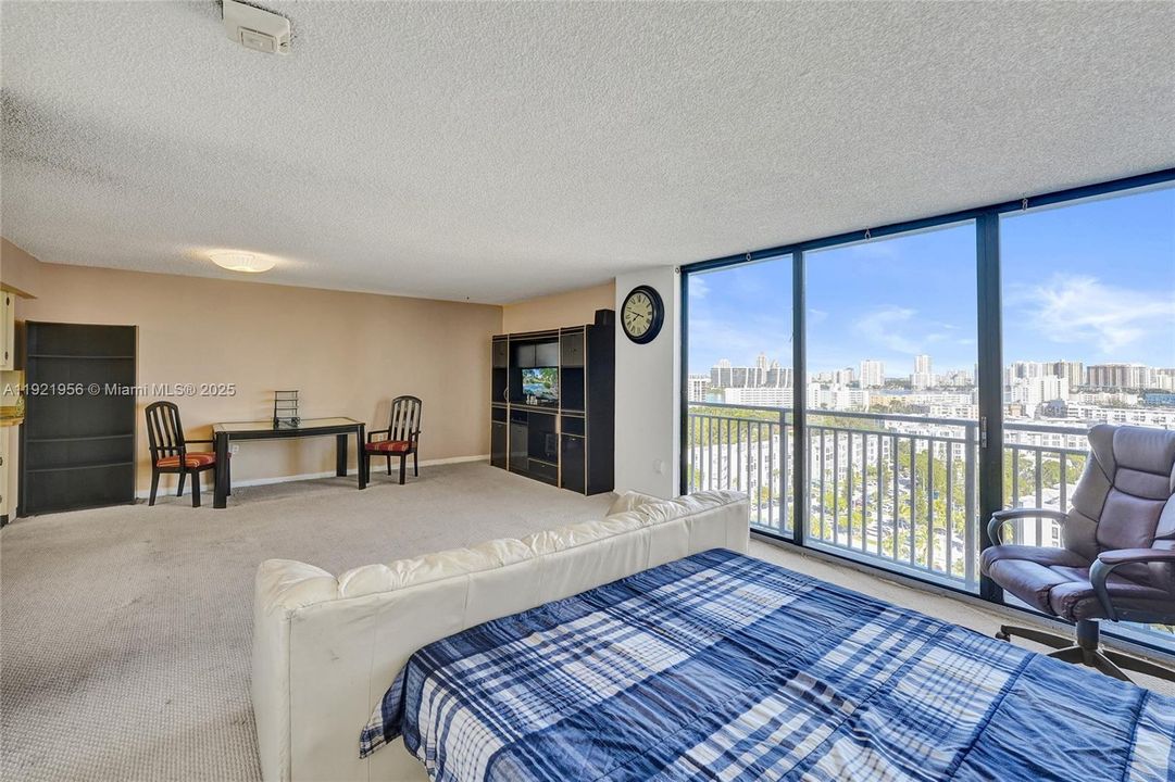 待售: $214,999 (0 贝兹, 1 浴室, 762 平方英尺)