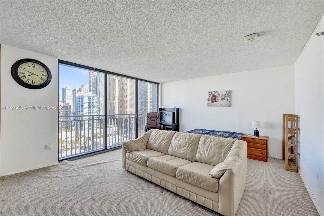 待售: $214,999 (0 贝兹, 1 浴室, 762 平方英尺)