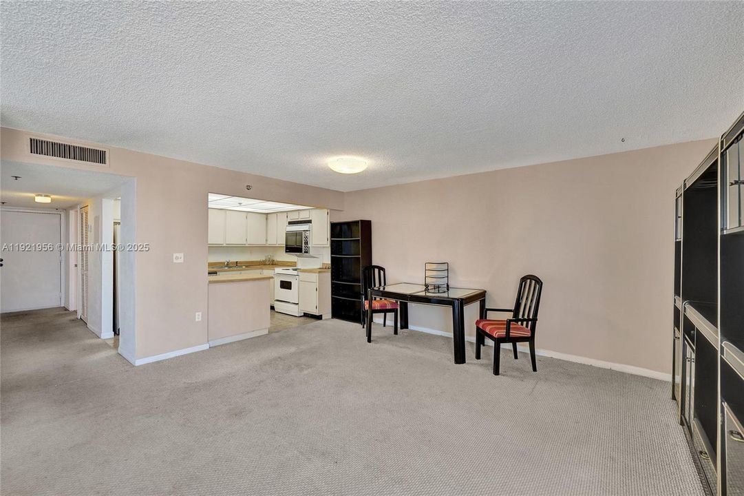 待售: $214,999 (0 贝兹, 1 浴室, 762 平方英尺)