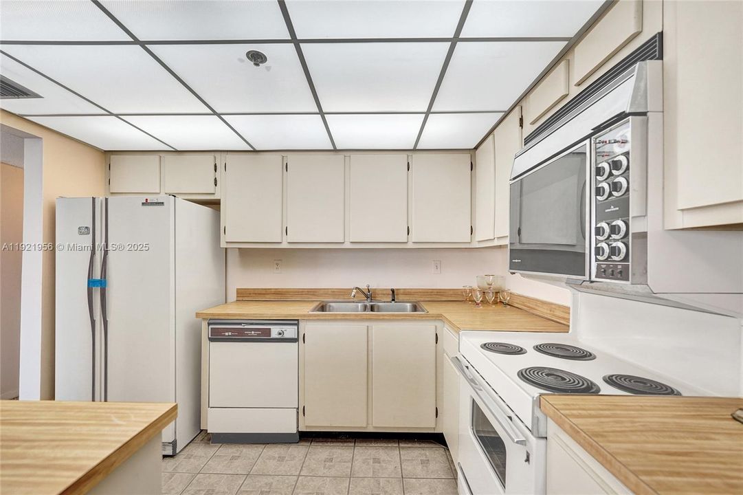 待售: $214,999 (0 贝兹, 1 浴室, 762 平方英尺)