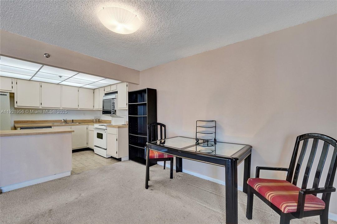 待售: $214,999 (0 贝兹, 1 浴室, 762 平方英尺)