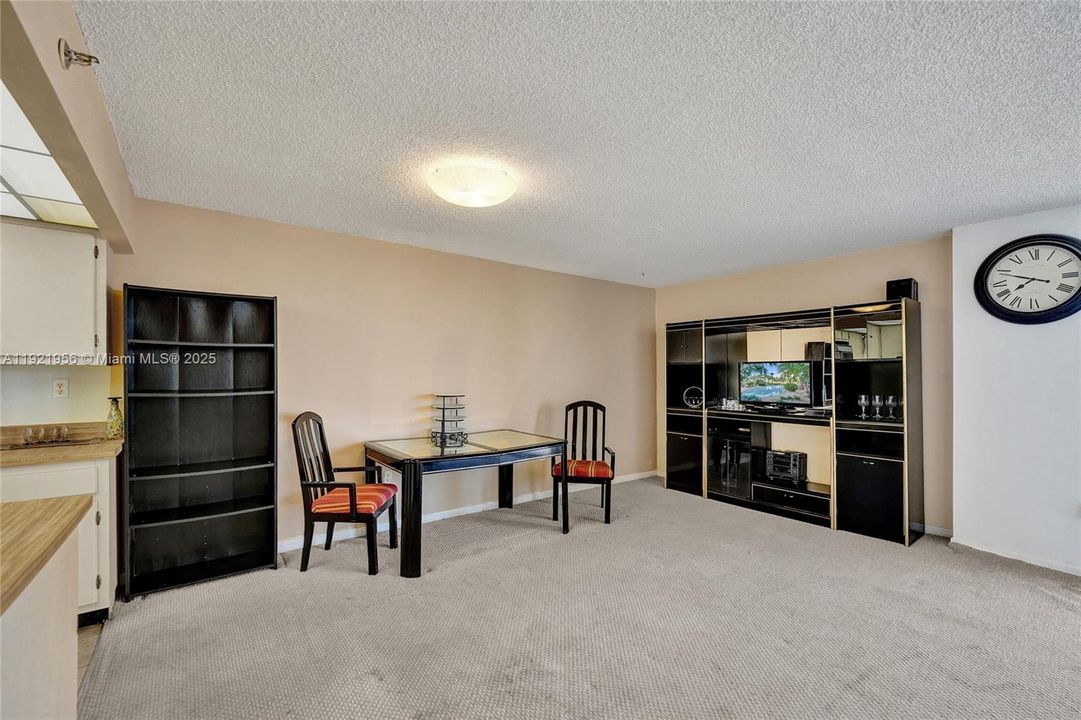 待售: $214,999 (0 贝兹, 1 浴室, 762 平方英尺)