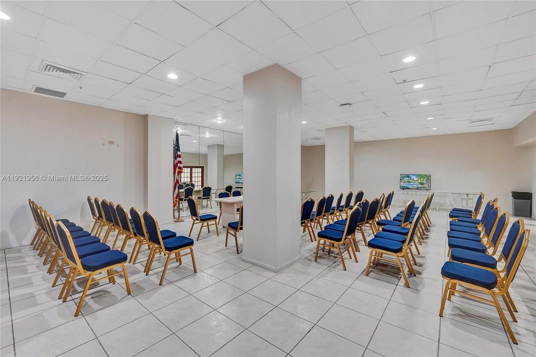 待售: $214,999 (0 贝兹, 1 浴室, 762 平方英尺)