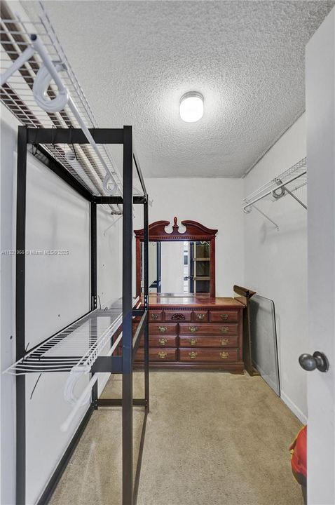 待售: $214,999 (0 贝兹, 1 浴室, 762 平方英尺)