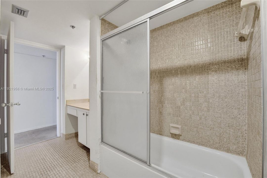 待售: $214,999 (0 贝兹, 1 浴室, 762 平方英尺)