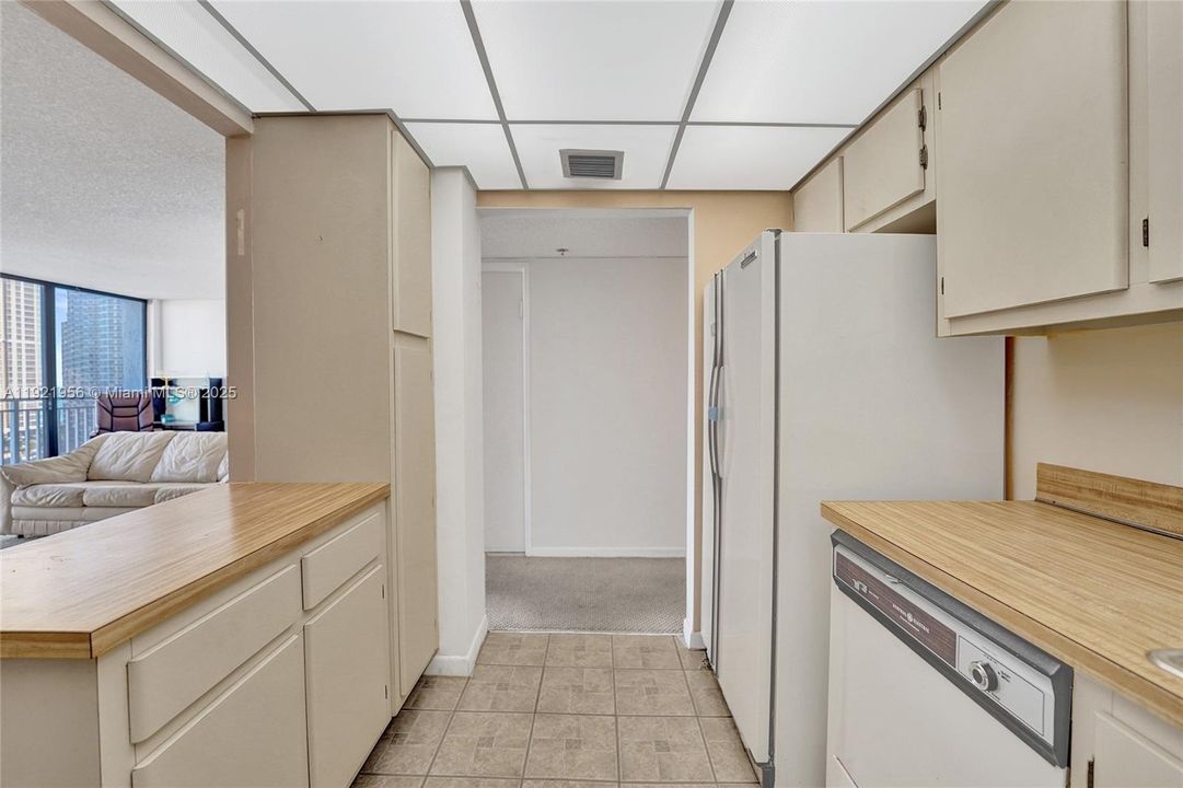 待售: $214,999 (0 贝兹, 1 浴室, 762 平方英尺)