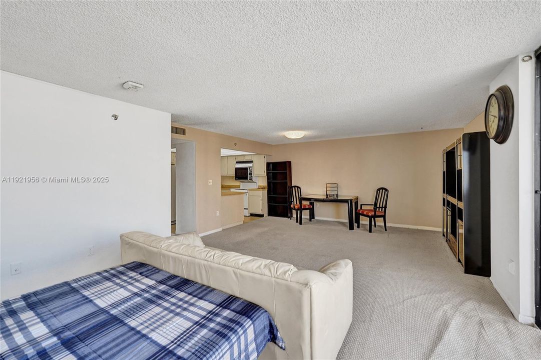 待售: $214,999 (0 贝兹, 1 浴室, 762 平方英尺)