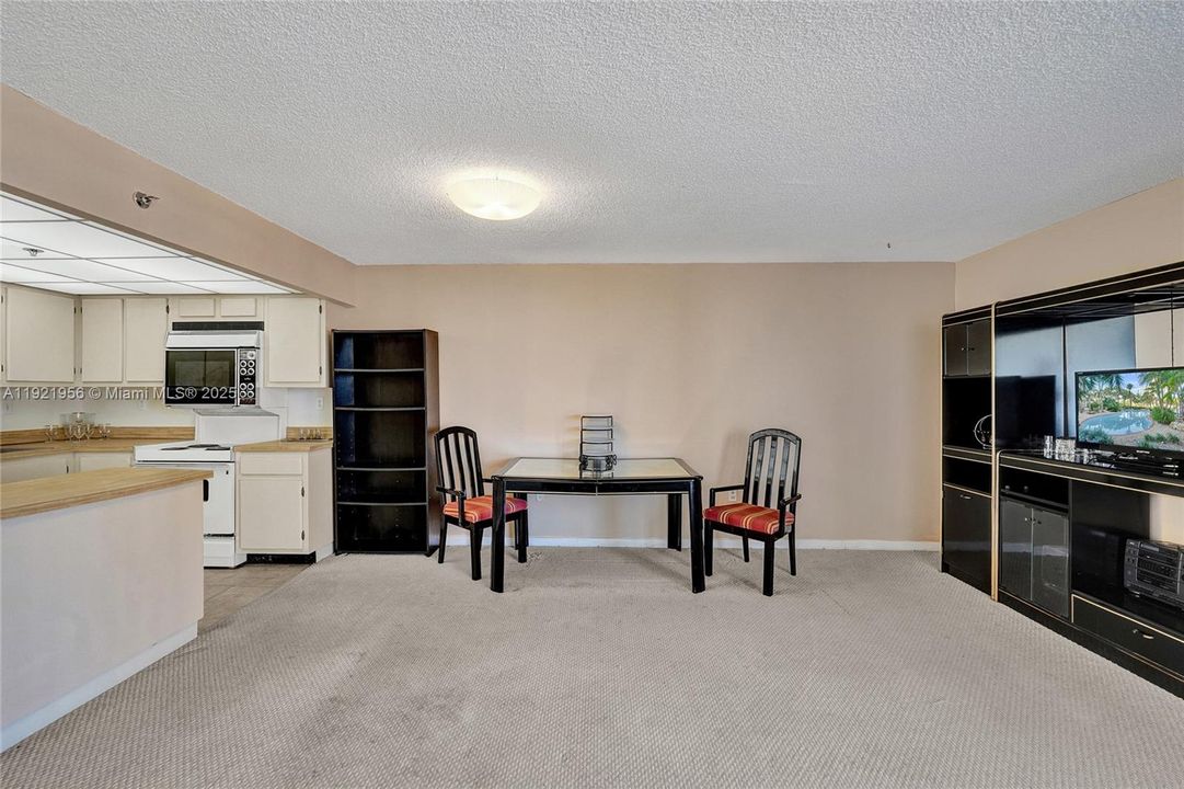 待售: $214,999 (0 贝兹, 1 浴室, 762 平方英尺)