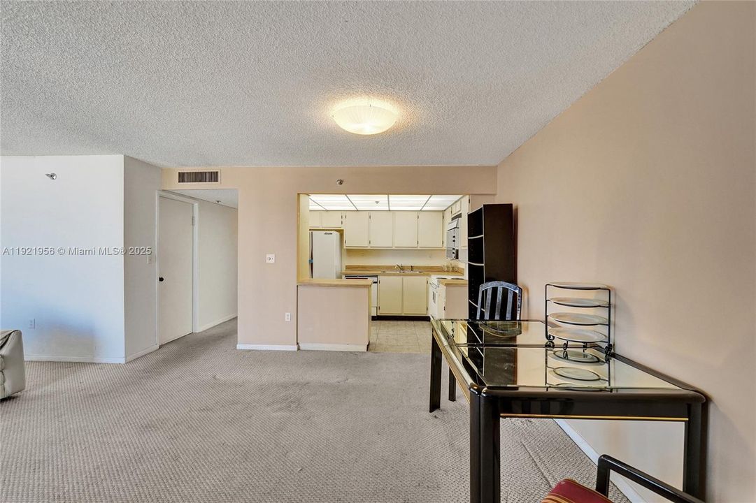 待售: $214,999 (0 贝兹, 1 浴室, 762 平方英尺)