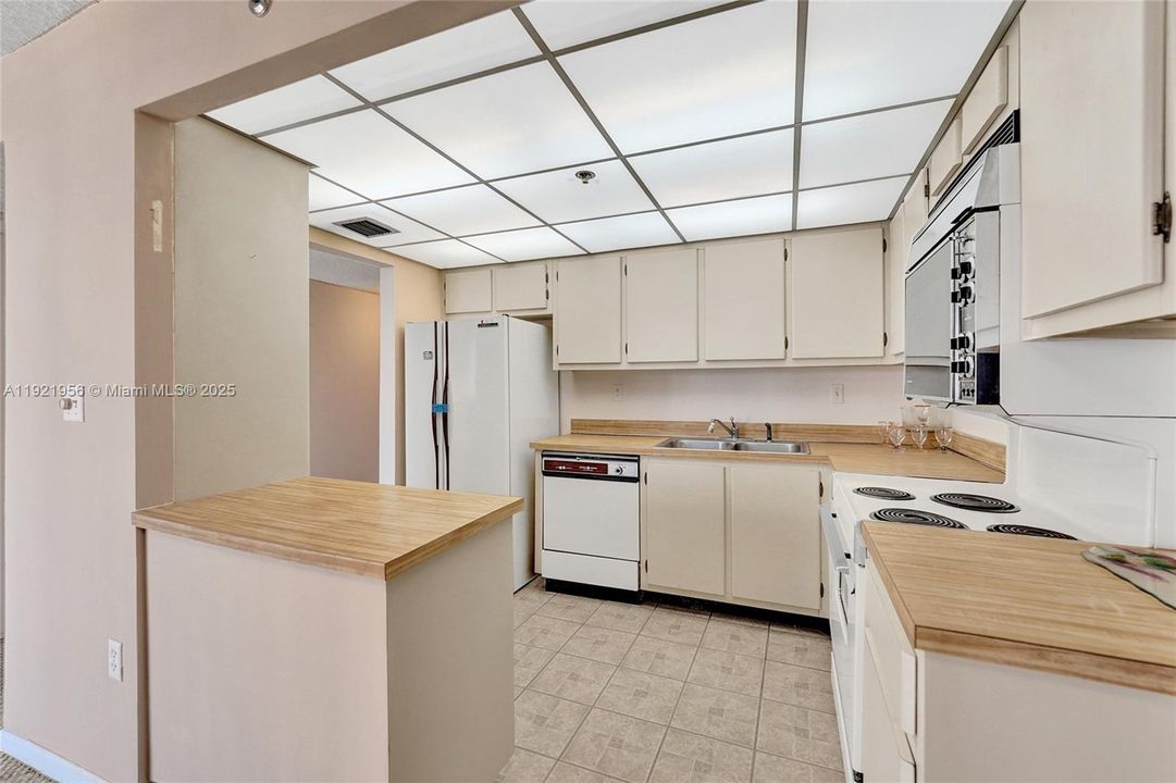 待售: $214,999 (0 贝兹, 1 浴室, 762 平方英尺)