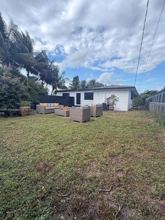 For Rent: $3,000 (3 beds, 2 baths, 1700 Square Feet)