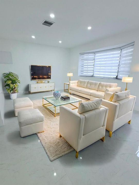 For Rent: $3,000 (3 beds, 2 baths, 1700 Square Feet)