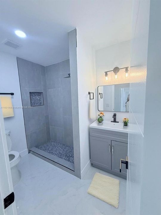 For Rent: $3,000 (3 beds, 2 baths, 1700 Square Feet)