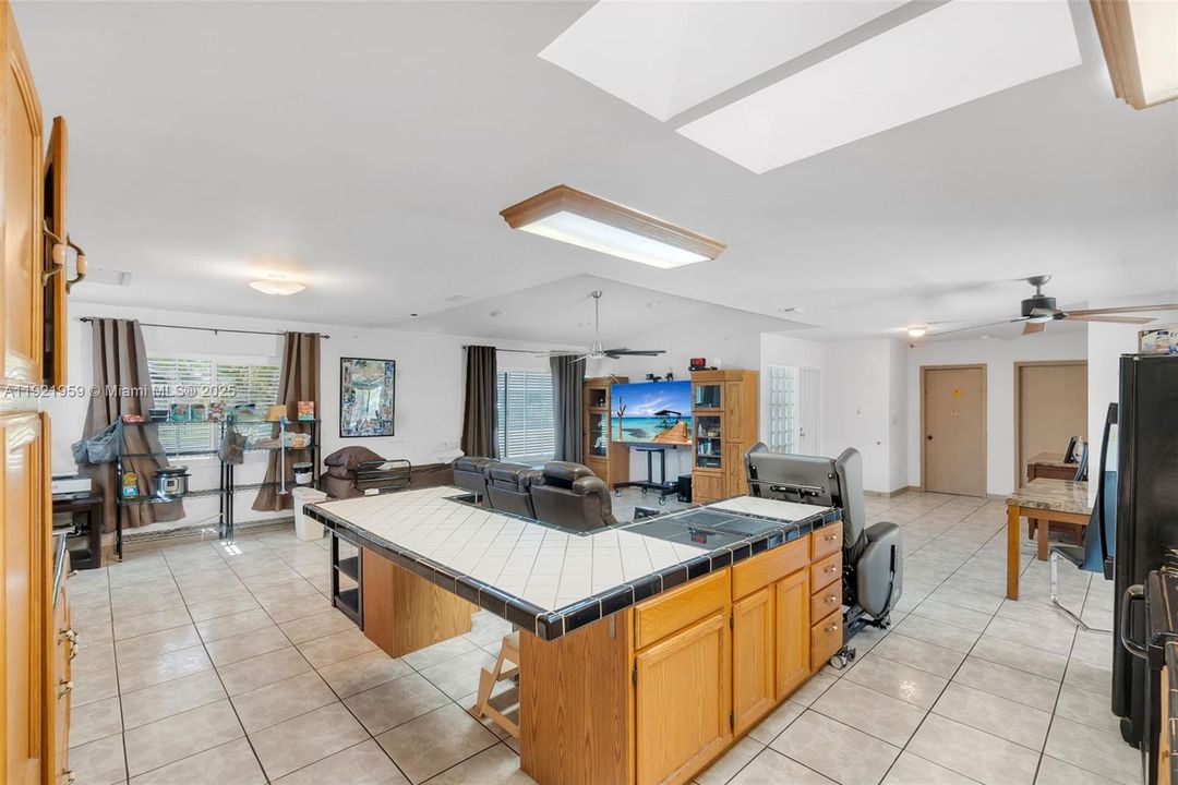 待售: $585,000 (3 贝兹, 3 浴室, 2036 平方英尺)