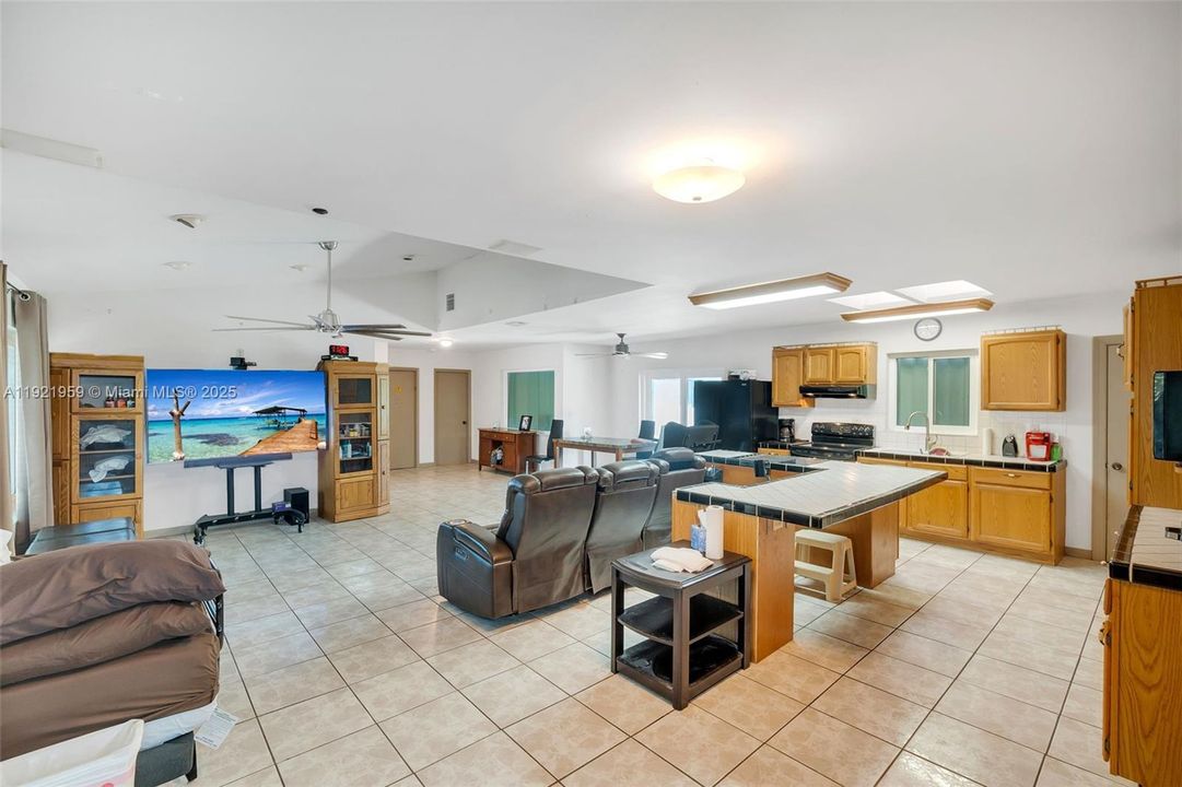 待售: $585,000 (3 贝兹, 3 浴室, 2036 平方英尺)