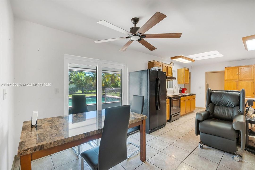 待售: $585,000 (3 贝兹, 3 浴室, 2036 平方英尺)