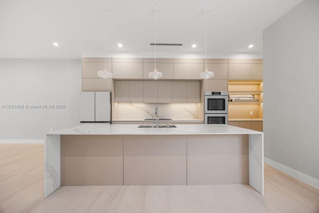 For Sale: $1,325,000 (3 beds, 3 baths, 2583 Square Feet)