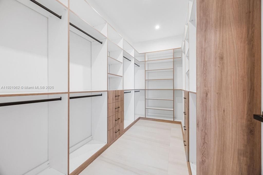 For Sale: $1,325,000 (3 beds, 3 baths, 2583 Square Feet)