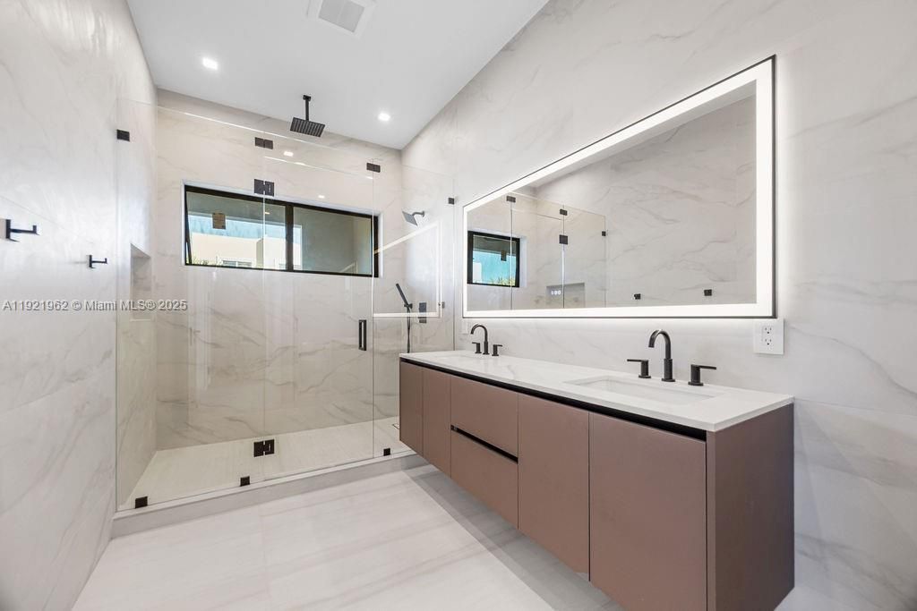 For Sale: $1,325,000 (3 beds, 3 baths, 2583 Square Feet)