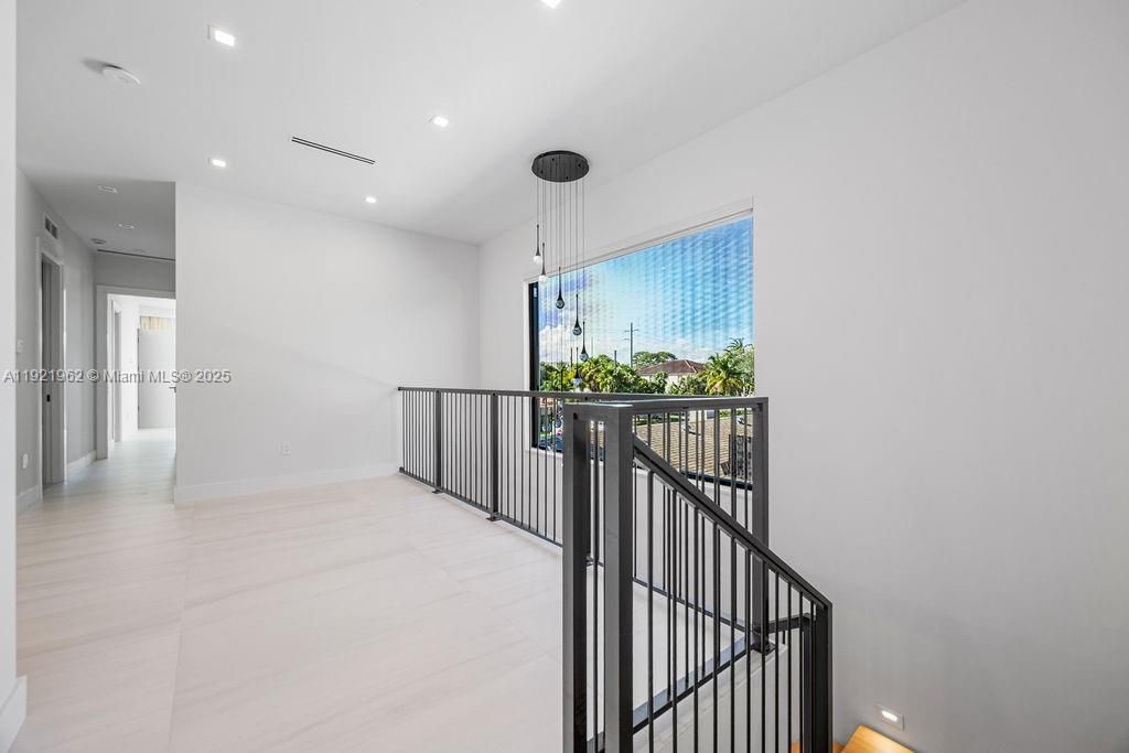 For Sale: $1,325,000 (3 beds, 3 baths, 2583 Square Feet)