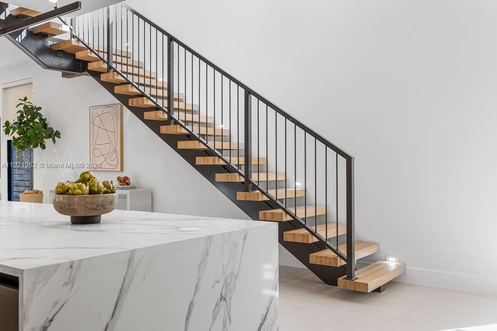 For Sale: $1,325,000 (3 beds, 3 baths, 2583 Square Feet)