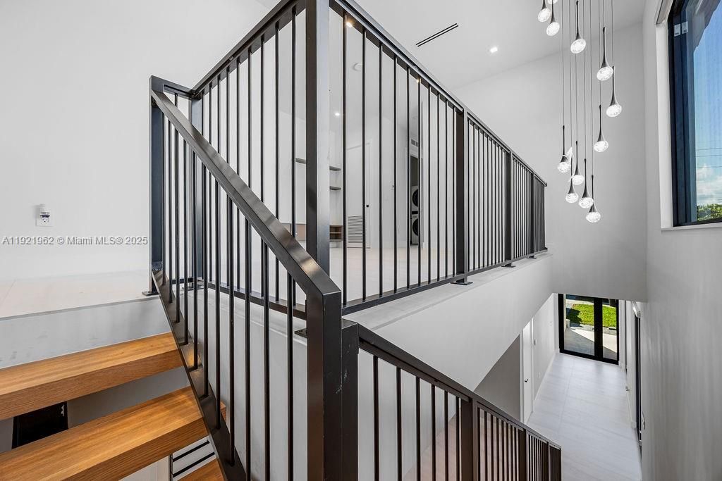 For Sale: $1,325,000 (3 beds, 3 baths, 2583 Square Feet)