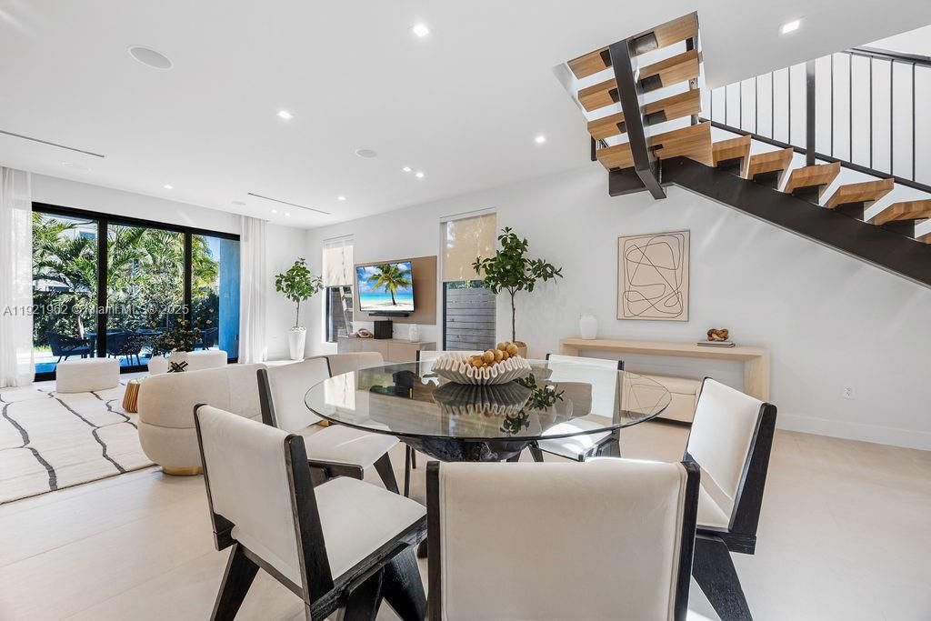 For Sale: $1,325,000 (3 beds, 3 baths, 2583 Square Feet)