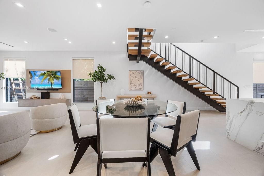 For Sale: $1,325,000 (3 beds, 3 baths, 2583 Square Feet)