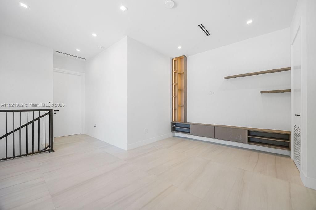 For Sale: $1,325,000 (3 beds, 3 baths, 2583 Square Feet)