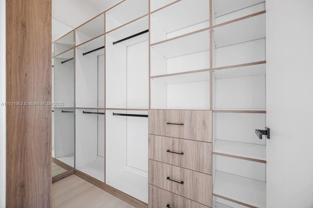 For Sale: $1,325,000 (3 beds, 3 baths, 2583 Square Feet)