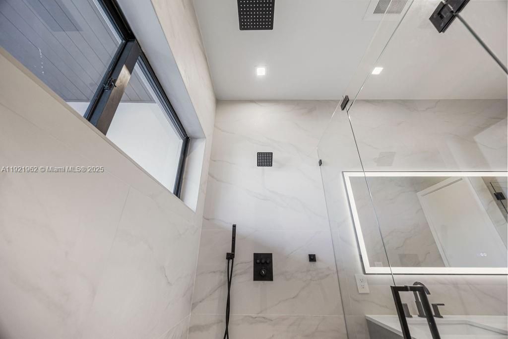 For Sale: $1,325,000 (3 beds, 3 baths, 2583 Square Feet)