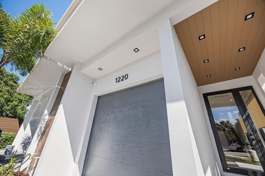 For Sale: $1,325,000 (3 beds, 3 baths, 2583 Square Feet)